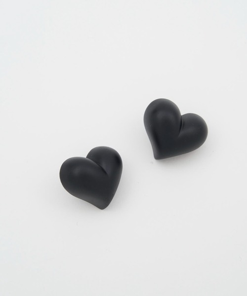 SOEMIN（ソミン）の「Black heart pierced earrings ／ハートピアスマットブラック（ピアス（両耳用）・レディース・ブラック・FREE）」の4枚目の写真