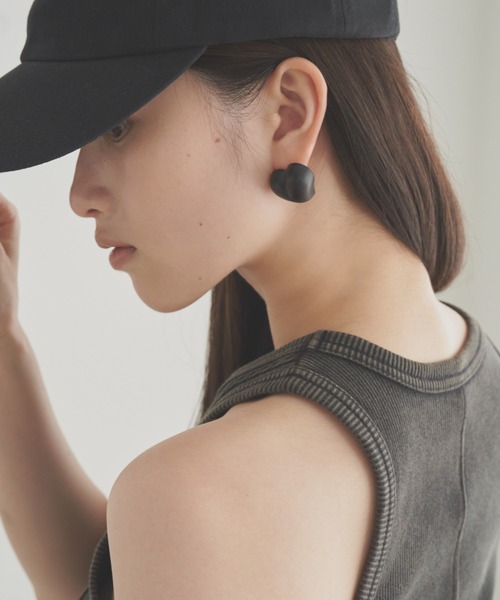 SOEMIN（ソミン）の「Black heart pierced earrings ／ハートピアスマットブラック（ピアス（両耳用）・レディース・ブラック・FREE）」の8枚目の写真