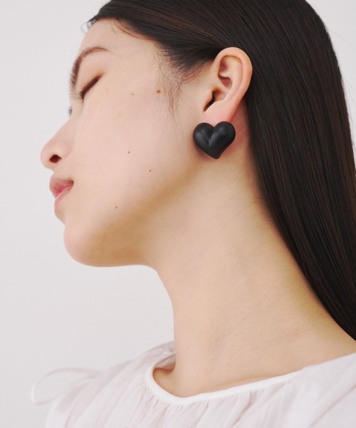 SOEMIN（ソミン）の「Black heart pierced earrings ／ハートピアスマットブラック（ピアス（両耳用）・レディース・ブラック・FREE）」の6枚目の写真