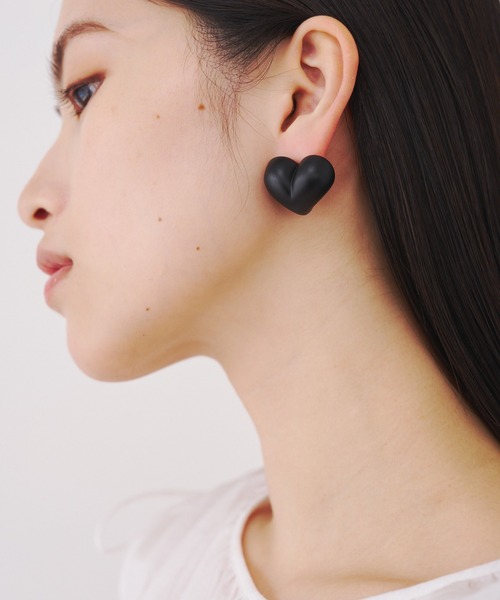SOEMIN（ソミン）の「Black heart pierced earrings ／ハートピアスマットブラック（ピアス（両耳用）・レディース・ブラック・FREE）」の7枚目の写真