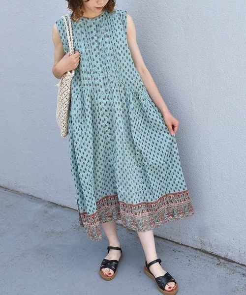 Bleu Bleuet(ブルーブルーエ)の「コットンボイルプリントノースリーブワンピース(ワンピース・レディース・チャコール/ラベンダー/ライトブルー・FREE)」の2枚目の写真