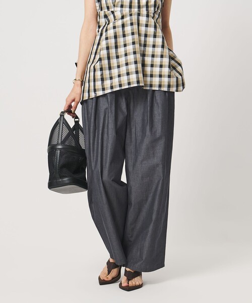 UNITED ARROWS(ユナイテッドアローズ)の「デニムライク タック ビッグ ワイドパンツ(スラックス・レディース・ネイビー・38/36)」の1枚目の写真