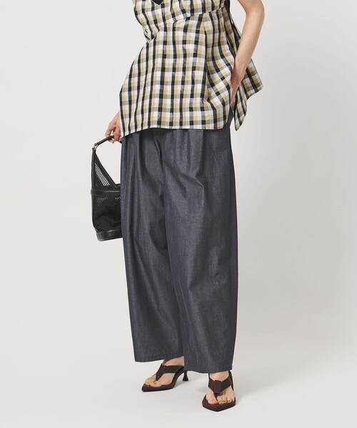 UNITED ARROWS(ユナイテッドアローズ)の「デニムライク タック ビッグ ワイドパンツ(スラックス・レディース・ネイビー・38/36)」の2枚目の写真