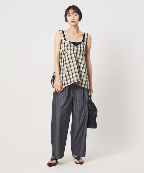 UNITED ARROWS(ユナイテッドアローズ)の「デニムライク タック ビッグ ワイドパンツ(スラックス・レディース・ネイビー・38/36)」の3枚目の写真