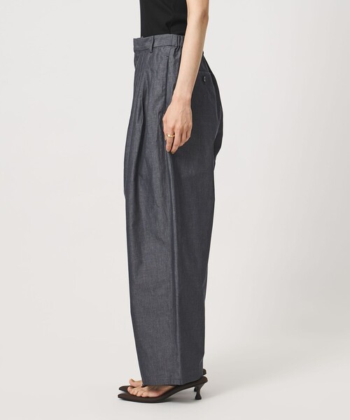UNITED ARROWS(ユナイテッドアローズ)の「デニムライク タック ビッグ ワイドパンツ(スラックス・レディース・ネイビー・38/36)」の7枚目の写真