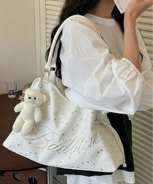 Mejoul(メジュール)の「【2026春夏新作】きらきらビジューロゴ刺繍 ドローストリング大容量トートバッグ(トートバッグ・レディース・ブラック/ピンク/ホワイト/ブルー・F)」の1枚目の写真