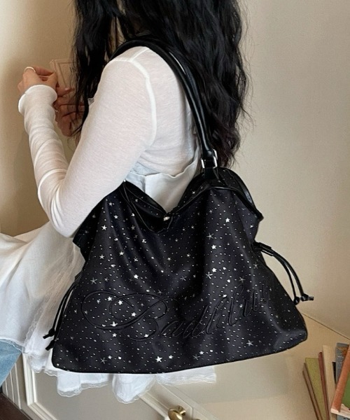 Mejoul(メジュール)の「【2026春夏新作】きらきらビジューロゴ刺繍 ドローストリング大容量トートバッグ(トートバッグ・レディース・ブラック/ピンク/ホワイト/ブルー・F)」の11枚目の写真