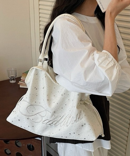 Mejoul(メジュール)の「【2026春夏新作】きらきらビジューロゴ刺繍 ドローストリング大容量トートバッグ(トートバッグ・レディース・ブラック/ピンク/ホワイト/ブルー・F)」の5枚目の写真