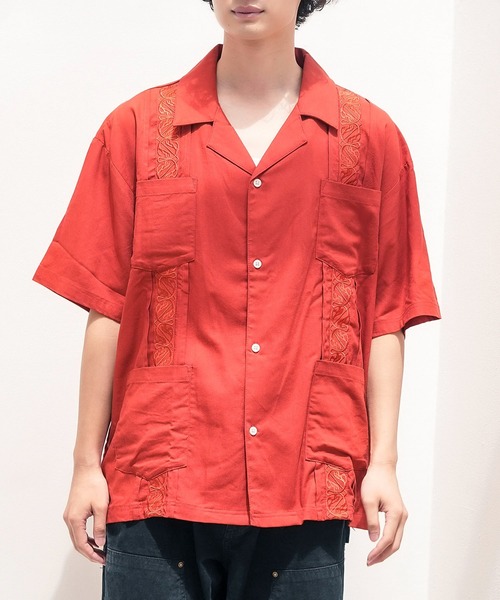 ROUGH TRADE(ラフトレード)の「【ROUGH TRADE/ラフトレード】【遊び心を持たせた大人にぴったりな一枚】キューバシャツ 半袖シャツ 麻 レーヨン 落ち感 リラックスシルエット フロント刺繍 ユニセックス(シャツ/ブラウス・メンズ・ワイン/ブルー・LARGE)」の2枚目の写真
