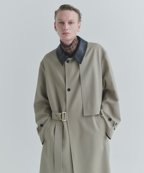 CULLNI(クルニ)の「Wool Gabardine Tielocken Leather Collar Long Coat(ステンカラーコート・メンズ・グレー/ブラック/ベージュ・1/2)」の4枚目の写真