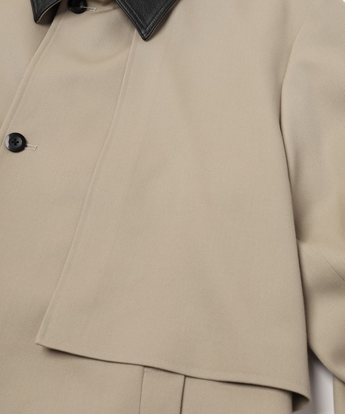 CULLNI(クルニ)の「Wool Gabardine Tielocken Leather Collar Long Coat(ステンカラーコート・メンズ・グレー/ブラック/ベージュ・1/2)」の8枚目の写真
