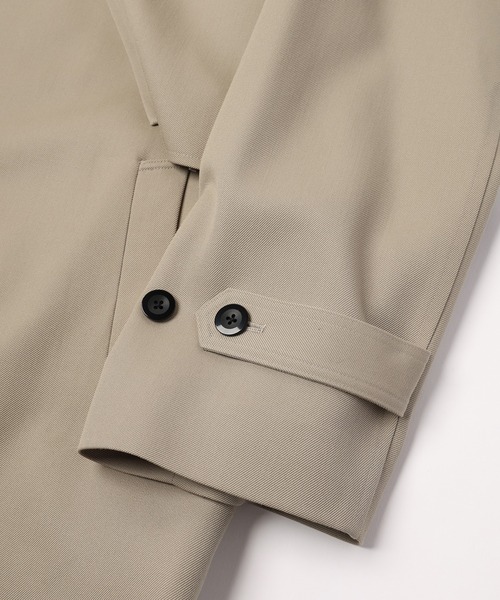 CULLNI(クルニ)の「Wool Gabardine Tielocken Leather Collar Long Coat(ステンカラーコート・メンズ・グレー/ブラック/ベージュ・1/2)」の9枚目の写真