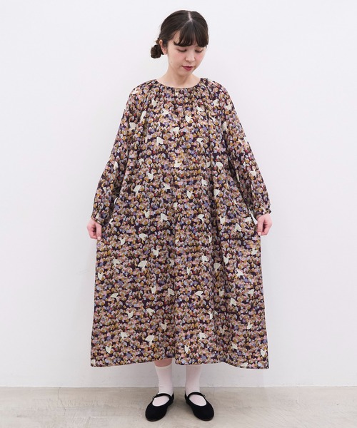 l'atelier du savon(アトリエドサボン)の「踊る街 プリントラグラン ギャザーロングワンピース(ワンピース・レディース・ネイビー/グリーン・FREE)」の2枚目の写真