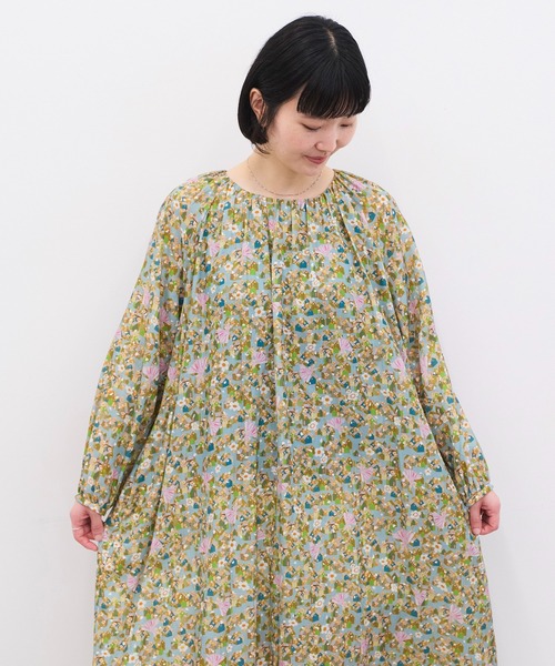 l'atelier du savon(アトリエドサボン)の「踊る街 プリントラグラン ギャザーロングワンピース(ワンピース・レディース・ネイビー/グリーン・FREE)」の1枚目の写真