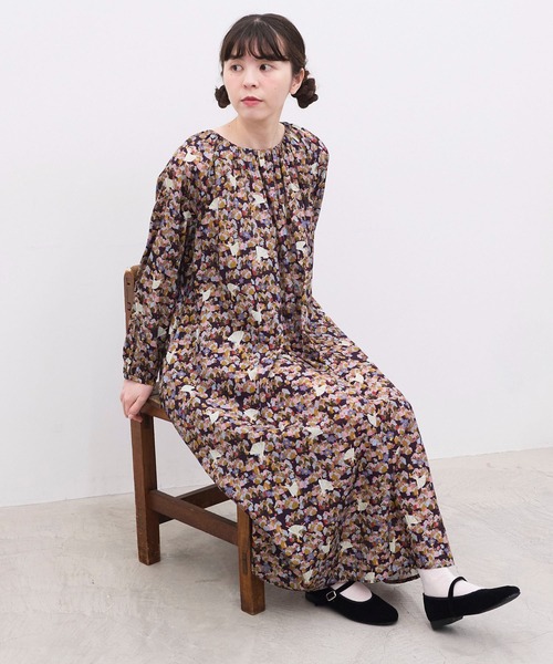 l'atelier du savon(アトリエドサボン)の「踊る街 プリントラグラン ギャザーロングワンピース(ワンピース・レディース・ネイビー/グリーン・FREE)」の4枚目の写真