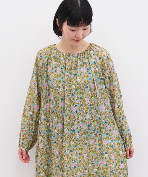 l'atelier du savon(アトリエドサボン)の「踊る街 プリントラグラン ギャザーロングワンピース(ワンピース・レディース・ネイビー/グリーン・FREE)」の6枚目の写真
