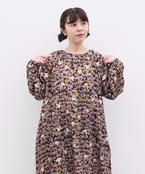 l'atelier du savon(アトリエドサボン)の「踊る街 プリントラグラン ギャザーロングワンピース(ワンピース・レディース・ネイビー/グリーン・FREE)」の11枚目の写真