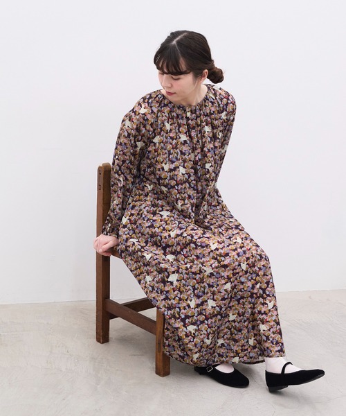 l'atelier du savon(アトリエドサボン)の「踊る街 プリントラグラン ギャザーロングワンピース(ワンピース・レディース・ネイビー/グリーン・FREE)」の13枚目の写真