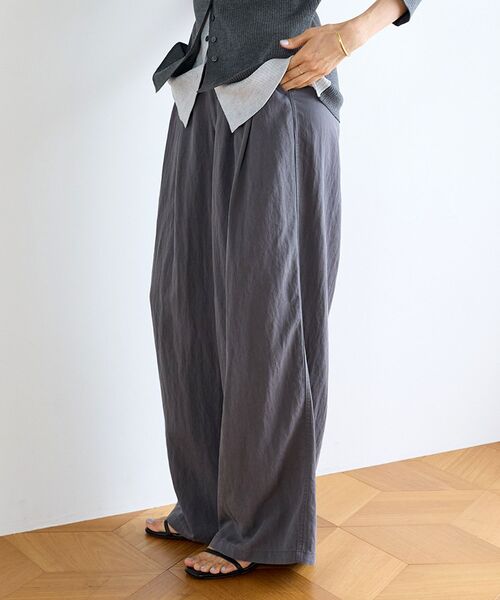 le.coeur blanc(ルクールブラン)の「バイオウォッシュタックワイドパンツ(その他パンツ・レディース・チャコールグレー/ベージュ・38)」の5枚目の写真