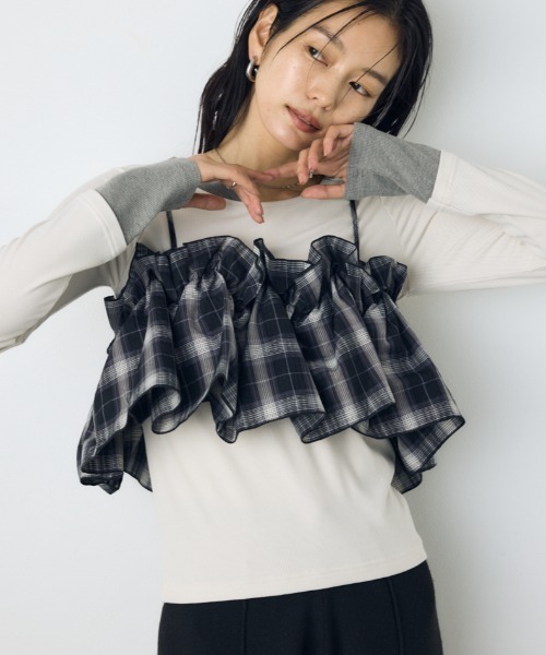 AZUL by moussy(アズールバイマウジー)の「ギャザーフリルキャミソールビスチェ 秋服 冬服 春服 夏服 レイヤード チェック 無地 デザイントップス(キャミソール・レディース・ブラック/ブラック系その他/ライトベージュ・FREE)」の2枚目の写真