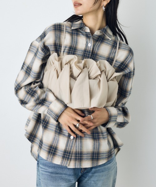 AZUL by moussy(アズールバイマウジー)の「ギャザーフリルキャミソールビスチェ 秋服 冬服 春服 夏服 レイヤード チェック 無地 デザイントップス(キャミソール・レディース・ブラック/ブラック系その他/ライトベージュ・FREE)」の3枚目の写真