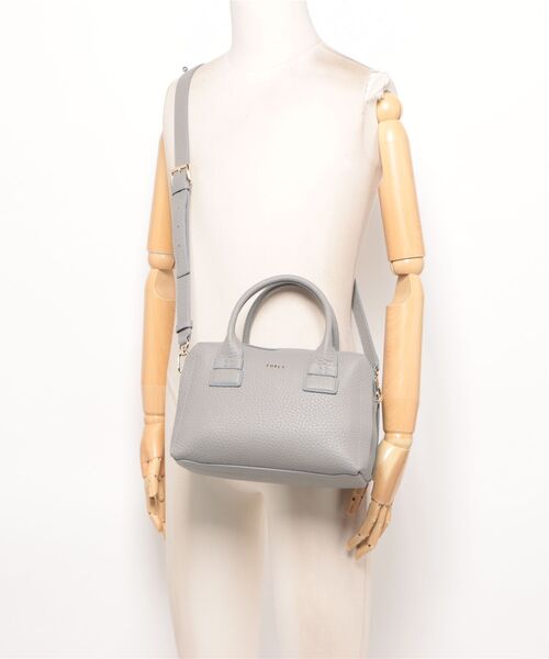 FURLA(フルラ)の「フルラ カプリッチョ(Capriccio) サッチェルバッグ M(ハンドバッグ・メンズ・ライトベージュ/ライトグレー/ブラック・ONE SIZE)」の16枚目の写真