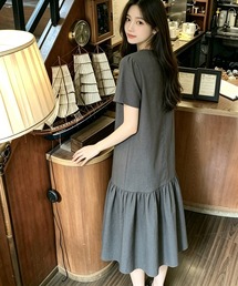 低めの切り替えと揺れるフレアが上品なロングワンピース