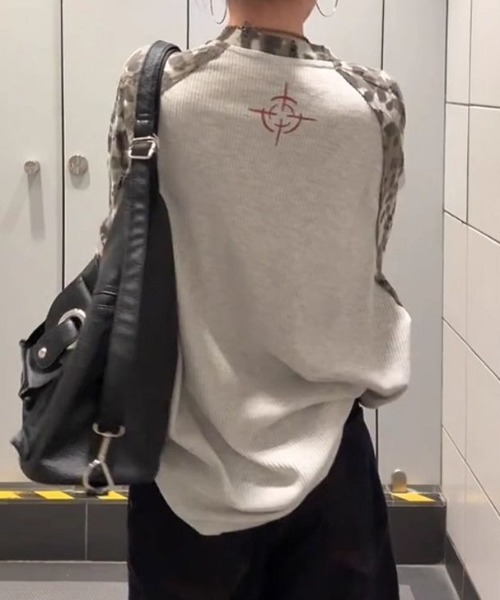 lilful(リルフル)の「【26年秋冬新作】迷彩柄 ラグランダメージスリーブ グラフィックワッフルロンT(Tシャツ/カットソー・レディース・その他・M)」の3枚目の写真