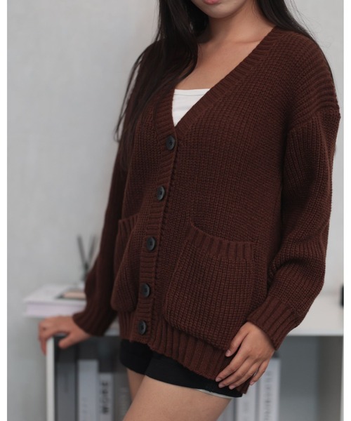 CHEER(チアー)の「【華奢見せ細見え・6色展開】Vネック リブ編みオーバーサイズニットカーディガン / ルーズシルエット ポケット付きアウター(カーディガン/ボレロ・レディース・ブラック/グリーン/ベージュ/アイボリー/グレー/ブラウン/レッド・FREE)」の4枚目の写真