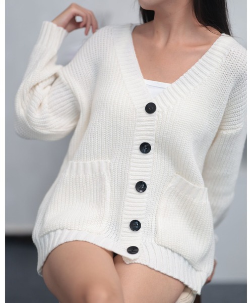CHEER(チアー)の「【華奢見せ細見え・6色展開】Vネック リブ編みオーバーサイズニットカーディガン / ルーズシルエット ポケット付きアウター(カーディガン/ボレロ・レディース・ブラック/グリーン/ベージュ/アイボリー/グレー/ブラウン/レッド・FREE)」の2枚目の写真