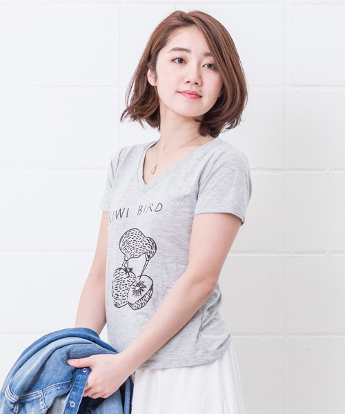 DouDou（ドゥドゥ）の「【DouDou】プリントVネックTシャツ（Tシャツ/カットソー・レディース・ホワイト/グレー/サックスブルー・FREE）」の2枚目の写真