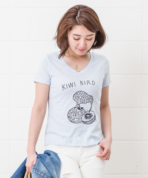 DouDou（ドゥドゥ）の「【DouDou】プリントVネックTシャツ（Tシャツ/カットソー・レディース・ホワイト/グレー/サックスブルー・FREE）」の3枚目の写真