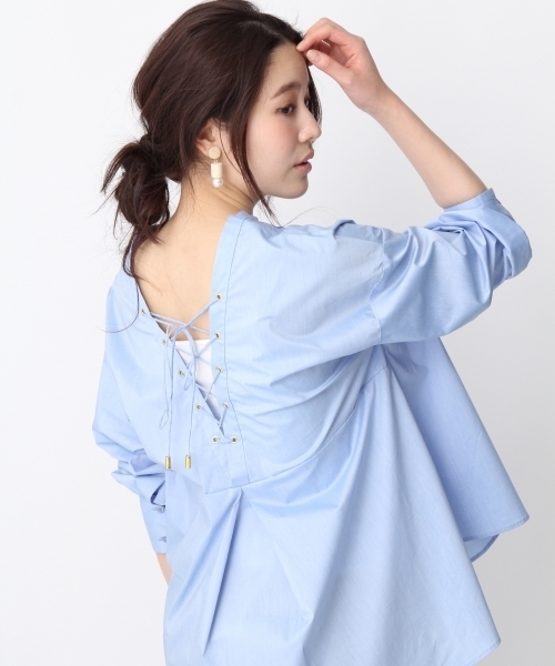 Andemiu（アンデミュウ）の「バックレースＵＰスキッパー749653（シャツ/ブラウス・レディース・キャメル/ホワイト/ライトブルー・FREE）」の2枚目の写真