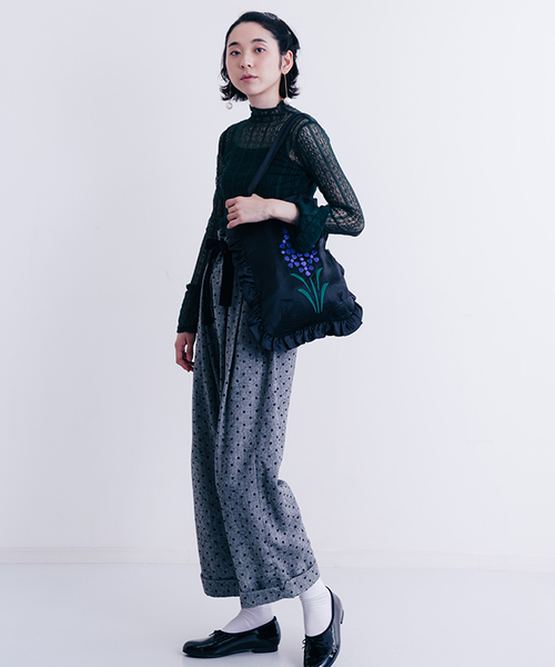 merlot plus（メルロープリュス）の「ヒヤシンス花柄刺繍トートバッグ7202（トートバッグ・レディース・ブラック/ワイン・FREE）」の5枚目の写真