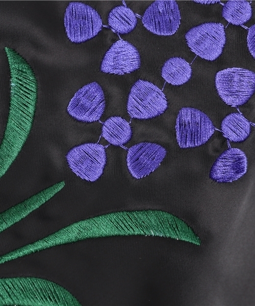 merlot plus（メルロープリュス）の「ヒヤシンス花柄刺繍トートバッグ7202（トートバッグ・レディース・ブラック/ワイン・FREE）」の7枚目の写真