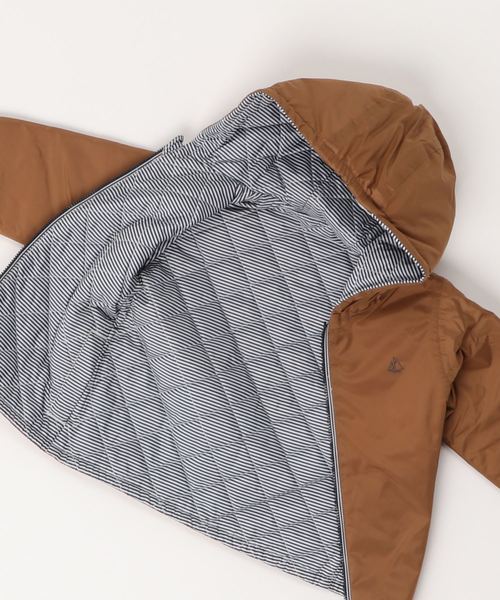 PETIT BATEAU（プチバトー）の「フード付きパフジャケット（ナイロンジャケット・キッズ・キャメル・18MONTH）」の2枚目の写真