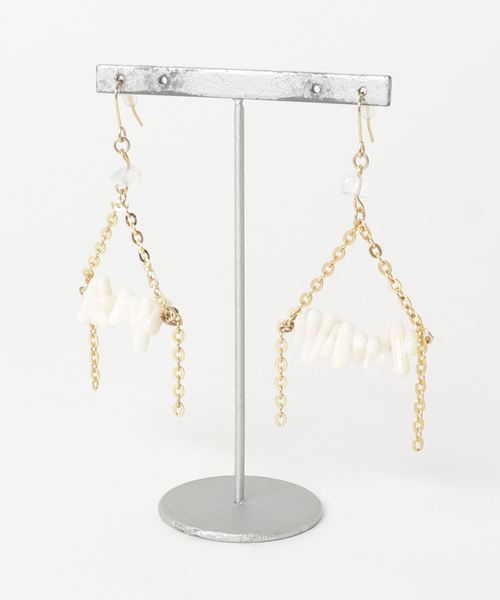 tone(トーン)の「【Lira jewelry】珊瑚トライアングル ピアス(ピアス(両耳用)・レディース・ゴールド・FREE)」の1枚目の写真