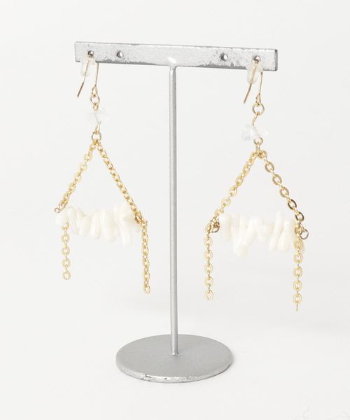 tone(トーン)の「【Lira jewelry】珊瑚トライアングル ピアス(ピアス(両耳用)・レディース・ゴールド・FREE)」の2枚目の写真