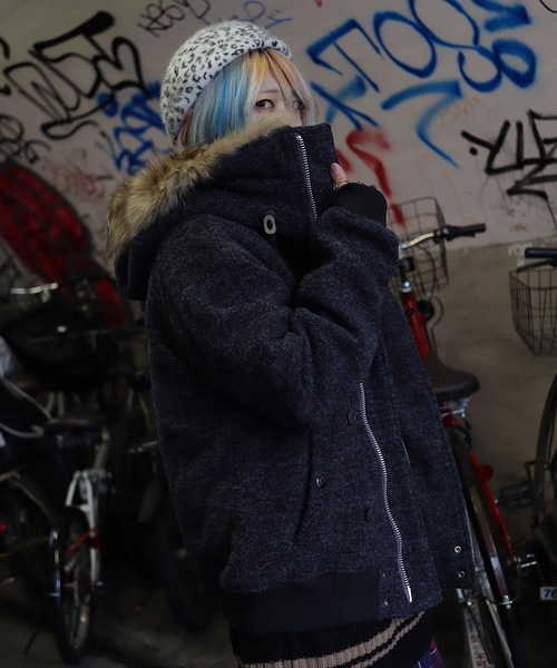 rovtski（ロフトスキー）の「WINTER BLACK　N-2B with FUR　F（ミリタリージャケット・レディース・ブラック/グレー・MEDIUM/LARGE）」の2枚目の写真
