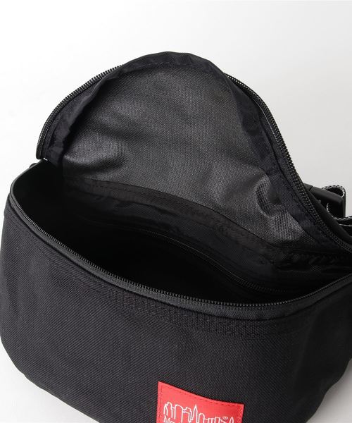 Manhattan Portage（マンハッタンポーテージ）の「IDENTⅡ Brooklyn Bridge Waist Bag（ボディバッグ/ウエストポーチ・メンズ・ブラック/レッド・X-SMALL）」の6枚目の写真