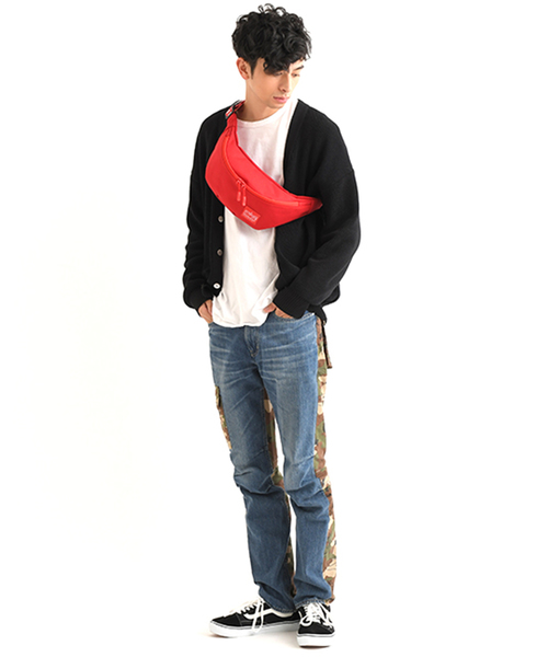 Manhattan Portage（マンハッタンポーテージ）の「IDENTⅡ Brooklyn Bridge Waist Bag（ボディバッグ/ウエストポーチ・メンズ・ブラック/レッド・X-SMALL）」の2枚目の写真