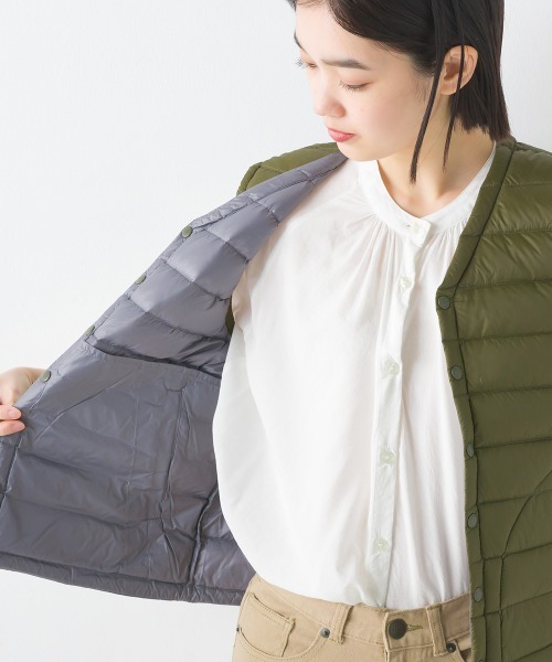 OMNES（オムネス）の「【ユニセックス】Vネックインナーダウンベスト（ダウンベスト・レディース・ブラック/ベージュ/ネイビー/カーキ/キャメル・X-LARGE/XX-LARGE/S/M/L）」の6枚目の写真