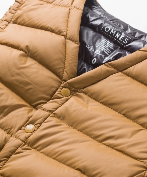 OMNES（オムネス）の「【ユニセックス】Vネックインナーダウンベスト（ダウンベスト・レディース・ブラック/ベージュ/ネイビー/カーキ/キャメル・X-LARGE/XX-LARGE/S/M/L）」の13枚目の写真