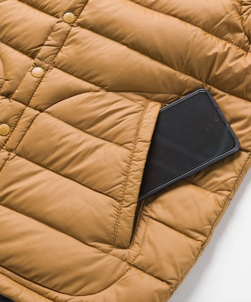 OMNES（オムネス）の「【ユニセックス】Vネックインナーダウンベスト（ダウンベスト・レディース・ブラック/ベージュ/ネイビー/カーキ/キャメル・X-LARGE/XX-LARGE/S/M/L）」の15枚目の写真