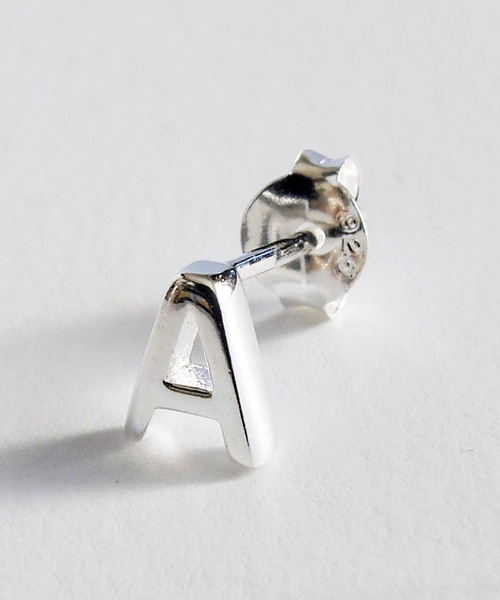 TONE SELECT GOODS（トーンセレクトグッズ）の「【925 SILVER ACC】イニシャルピアスSV925(OG)（ピアス（片耳用）・レディース・A/D/E/G/H/K/M/N/P/Q/R/U/V/W/X/Y/Z/B/T/L/O/S・FREE/SMALL）」の2枚目の写真