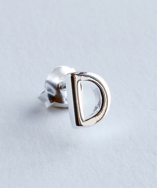 TONE SELECT GOODS（トーンセレクトグッズ）の「【925 SILVER ACC】イニシャルピアスSV925(OG)（ピアス（片耳用）・レディース・A/D/E/G/H/K/M/N/P/Q/R/U/V/W/X/Y/Z/B/T/L/O/S・FREE/SMALL）」の3枚目の写真