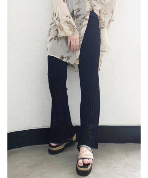 MURUA（ムルーア）の「クロシェセミフレアニットパンツ（スウェットパンツ・レディース・ホワイト/ブラック/ブルー・FREE）」の2枚目の写真