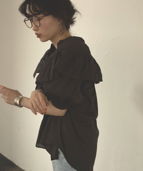 marjour（マージュール）の「BIG COLLAR BLOUSE（シャツ/ブラウス・レディース・チャコールグレー・M）」の8枚目の写真