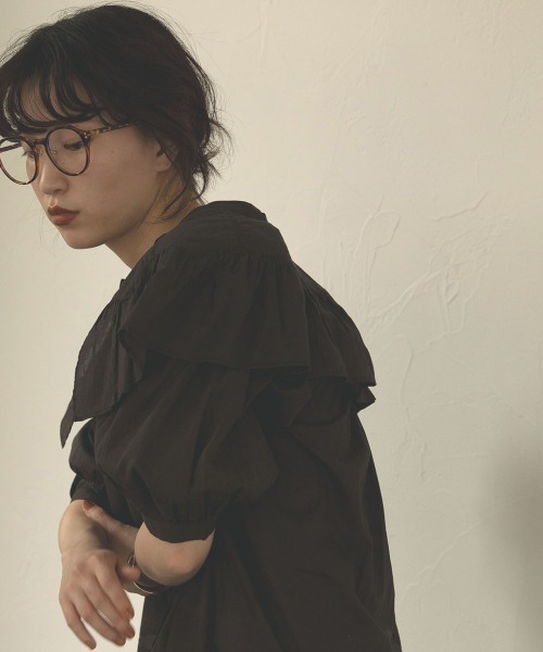 marjour（マージュール）の「BIG COLLAR BLOUSE（シャツ/ブラウス・レディース・チャコールグレー・M）」の6枚目の写真