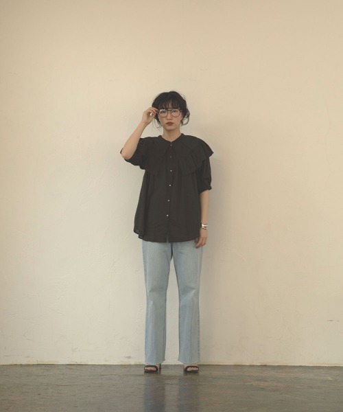 marjour（マージュール）の「BIG COLLAR BLOUSE（シャツ/ブラウス・レディース・チャコールグレー・M）」の4枚目の写真